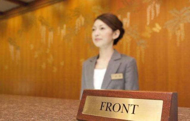 夜半鐘聲驚擾夢，前臺微笑藏艱辛——揭秘酒店前臺對深夜入住客人的復雜情緒